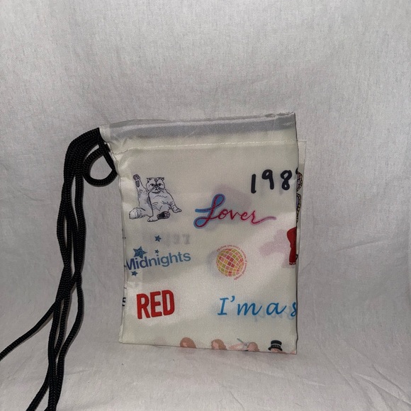 Swiftie must have drawstring back sac! - Picture 3 of 4